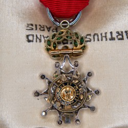 Superb miniature officer's medal of the Legion of Honor in gold and platinum, with diamonds and emeralds.