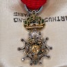 Superbe médaille d’officier miniature de la légion d'honneur en or et platine, avec diamants et émeraudes.