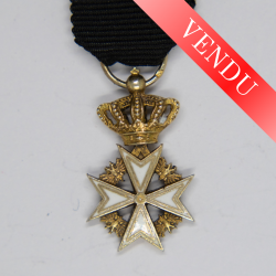 Croix de malte en miniature, aigles bicéphale russe entres les branches, surmonté d’une couronne.