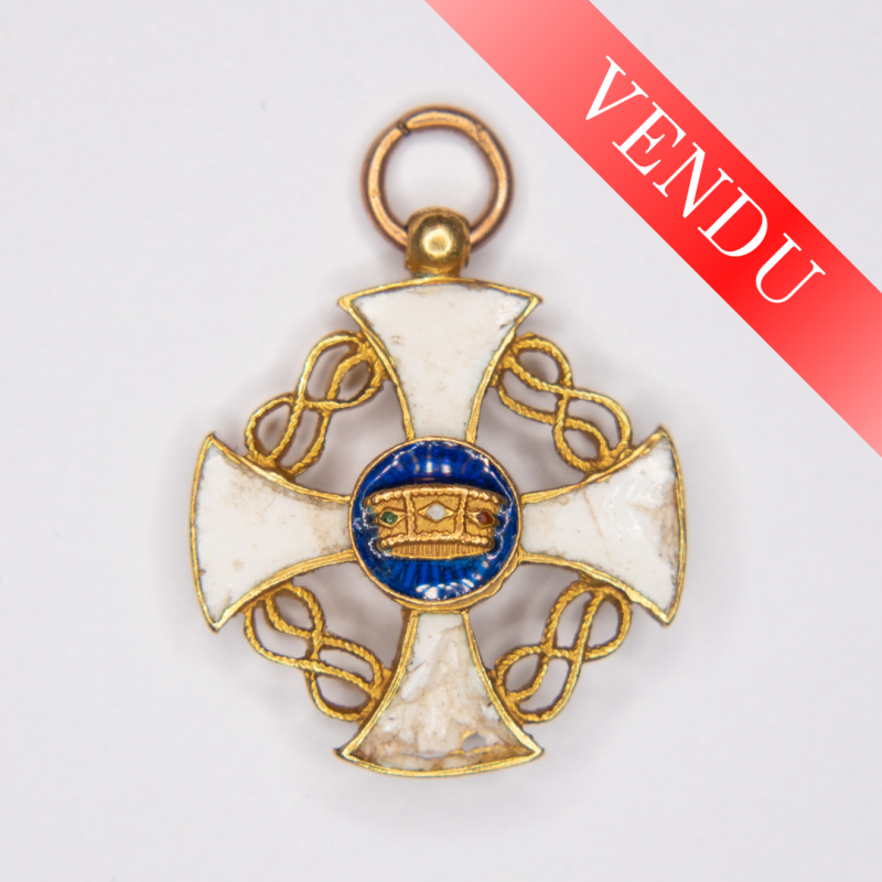 Miniature medal of the order of the italian crown in gold.