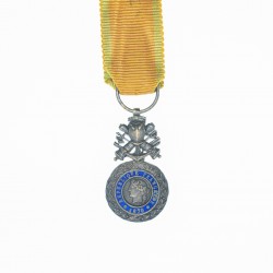 Médaille militaire en miniature d’époque 3eme république. avec son ruban.