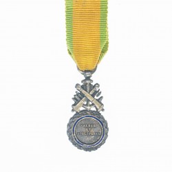 Miniature de la médaille militaire, modèle monobloc aux canons biface d’époque 3eme république.