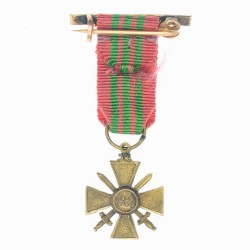 Médaille miniature de la Croix de Guerre avec un diamant.