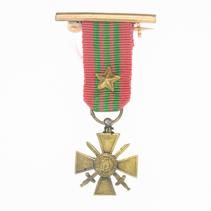 Médaille miniature de la Croix de Guerre avec un diamant.