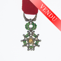 Médaille miniature de la légion d'honneur sertie de brillants.