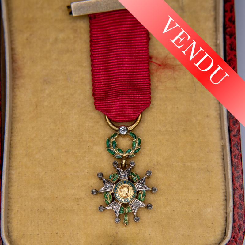 Médaille miniature de la légion d'honneur en or et diamants.