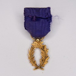 Médaille miniature d'officier des palmes académique en or.