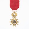 Médaille de commandeur de la légion d’honneur en or et diamants en miniature.