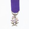 Médaille miniature des palmes académiques en argent, ornée de diamants et rubis.