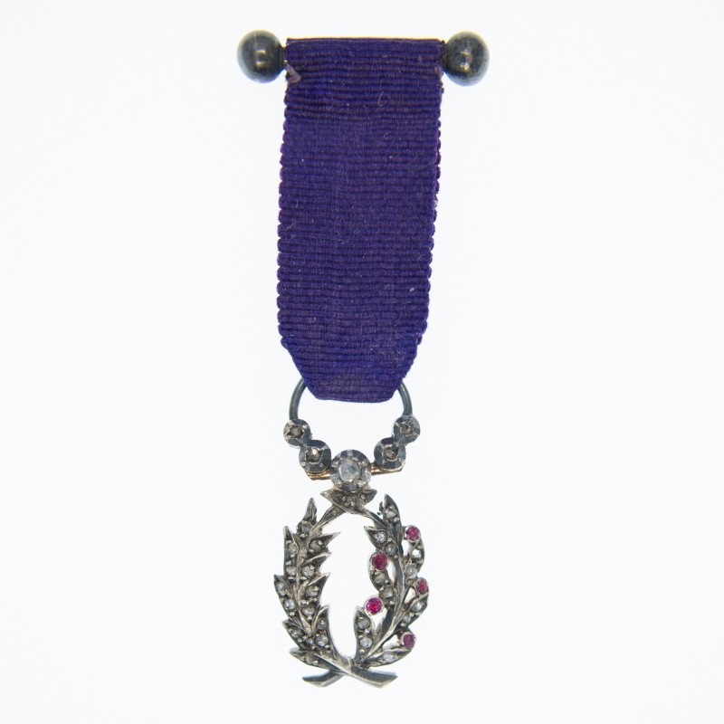 Médaille de l'ordre des palmes académiques avec diamants et rubis, en miniature.