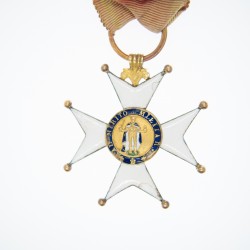 Espagne.  Médaille d’officier de l’ordre de Saint Ferdinand, en or et émail.