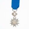 Médaille miniature de l'ordre du mérite national, ornée de saphirs et diamant.