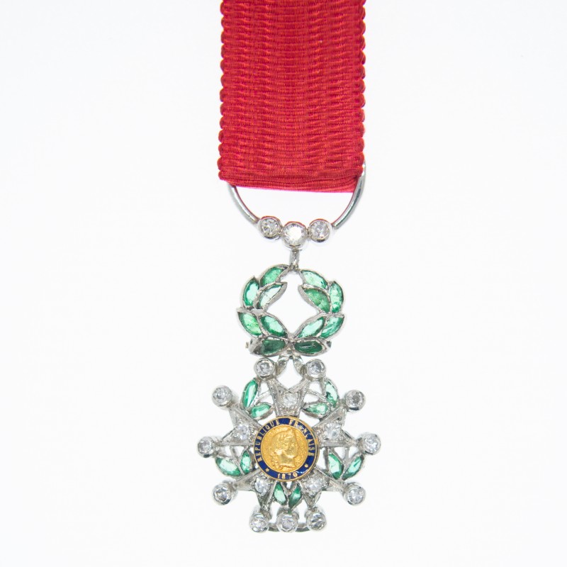 Superbe et rare médaille miniature de l’ordre de la légion d’honeuur en platine et or, avec diamants et émeraudes.