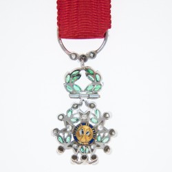 Superbe et rare médaille miniature de l’ordre de la légion d’honeuur en platine et or, avec diamants et émeraudes.