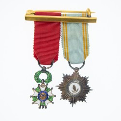 Barrette de deux médailles miniatures composée de : Légion d'honneur et l'Etoile d’Anjouan