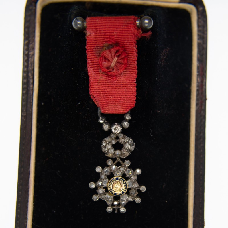 Belle médaille miniature d’officier de l'ordre de la légion d’honneur ornée de diamants. Centre en or en deux parties.