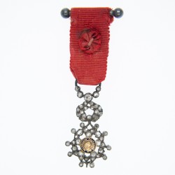 Belle médaille miniature d’officier de l'ordre de la légion d’honneur ornée de diamants. Centre en or en deux parties.