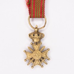 Médaille miniature de la Croix de Guerre Belge en or.