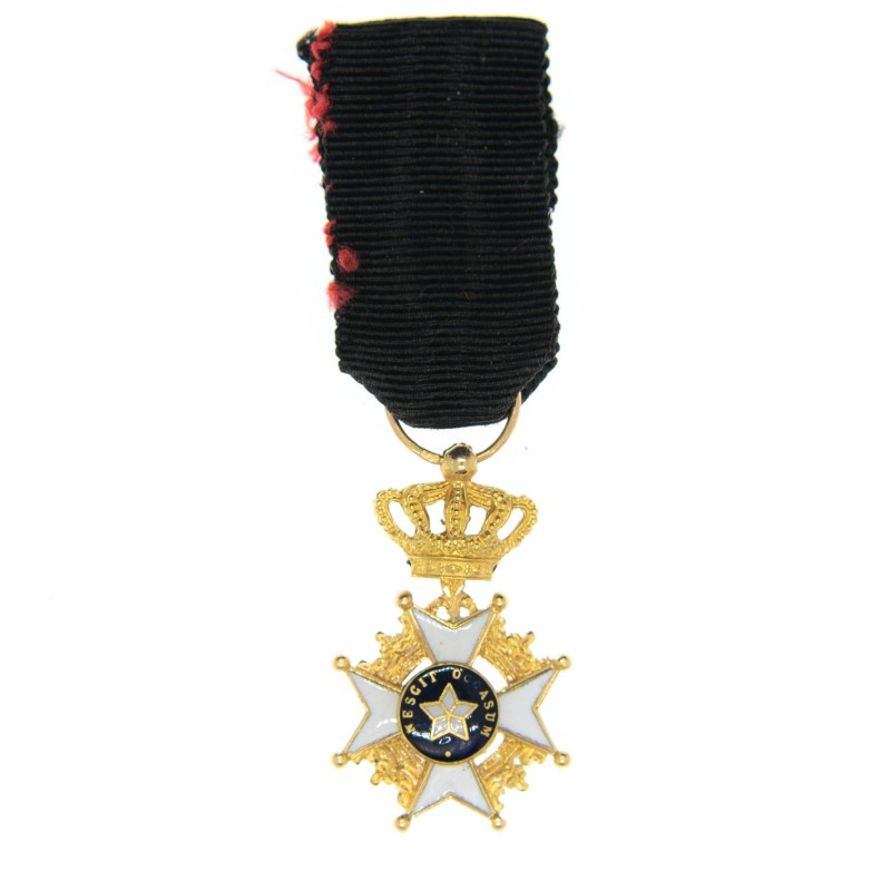 "Suède.  Très belle médaille en or de l’ordre de l’étoile polaire en miniature. Or, émail et ruban.