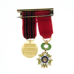 Ensemble de deux médailles miniatures :   légion d’honneur Médaille de la résistance