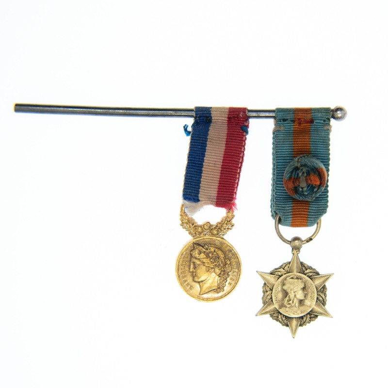 Deux médaille miniatures :   d’honneur du sauvetage en or. des assurances sociales