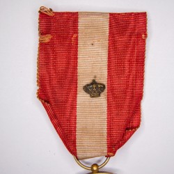 Médaille de l’ordre de la couronne d’Italie en or, émail, ruban avec agrafe couronne.