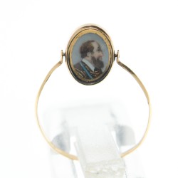 Rare et intéressante bague royaliste en or, ornée d'un médaillon ovale