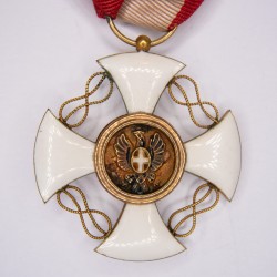 Médaille de l’ordre de la couronne d’Italie en or, émail, ruban avec agrafe couronne.