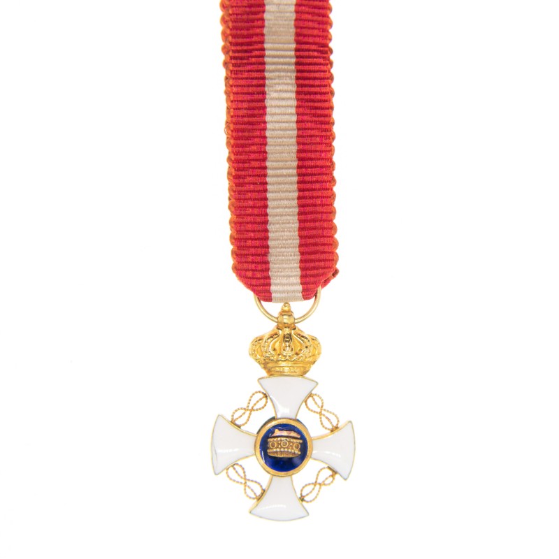 Médaille miniature de l'ordre de la Couronne d’Italie en or. Avec son ruban.