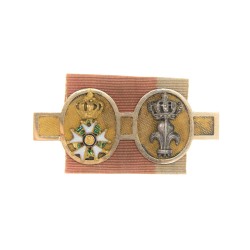 Barrette de ruban en or, orné de deux médaillons comportant une croix de la légion d’honneu