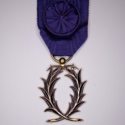 Médaille d’officier de l'ordre des Palmes Académiques.