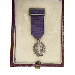 Médaille miniature des palmes académiques avec rubis.  Anneau en or poinçonné à l’aigle.