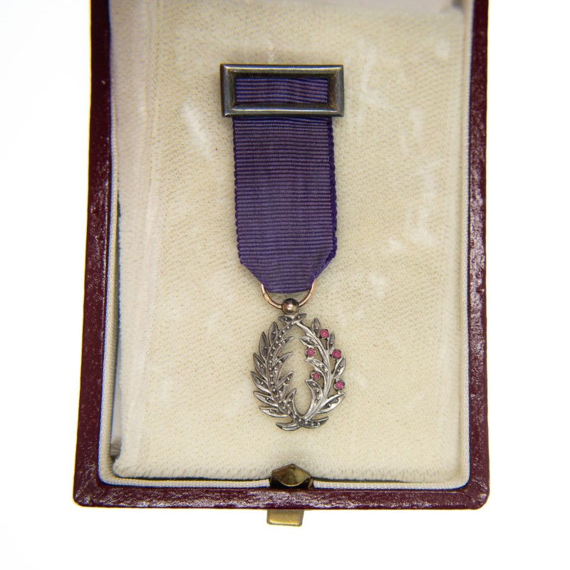 Médaille miniature des palmes académiques avec rubis.  Anneau en or poinçonné à l’aigle.
