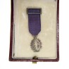 Médaille miniature des palmes académiques avec rubis.  Anneau en or poinçonné à l’aigle.