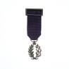 Médaille miniature des palmes académiques avec rubis.  Anneau en or poinçonné à l’aigle.