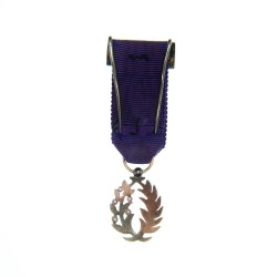 Médaille miniature des palmes académiques avec rubis.  Anneau en or poinçonné à l’aigle.