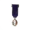 Médaille miniature des palmes académiques avec rubis.  Anneau en or poinçonné à l’aigle.