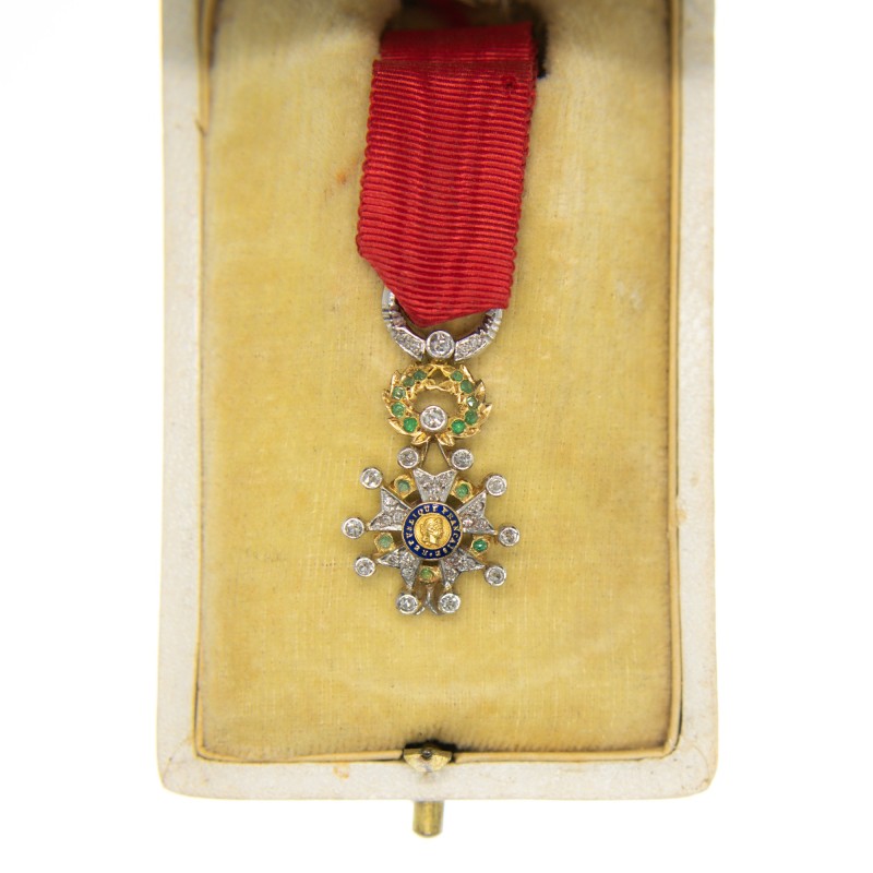 Très belle médaille miniature de la légion d’honneur en or, diamants et émeraudes.