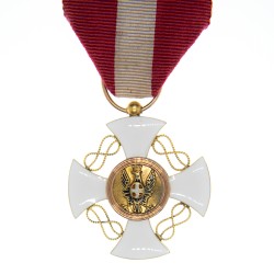 Belle médaille d’officier de l’ordre de la Couronne d’Italie. En or et émail.