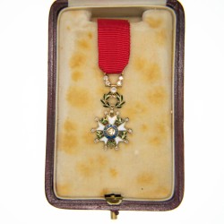 Belle médaille de la légion d’honneur en miniature. En or et diamants.