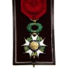 Très jolie miniature de la légion d’honneur en or, avec diamants et émeraudes.