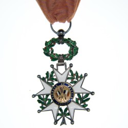 Belle médaille de la légion d’honneur d’époque 3eme république, modèle dit de bijoutier, à filets, bélière à fort relief.