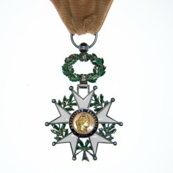 Belle médaille de la légion d’honneur d’époque 3eme république, modèle dit de bijoutier, à filets, bélière à fort relief.