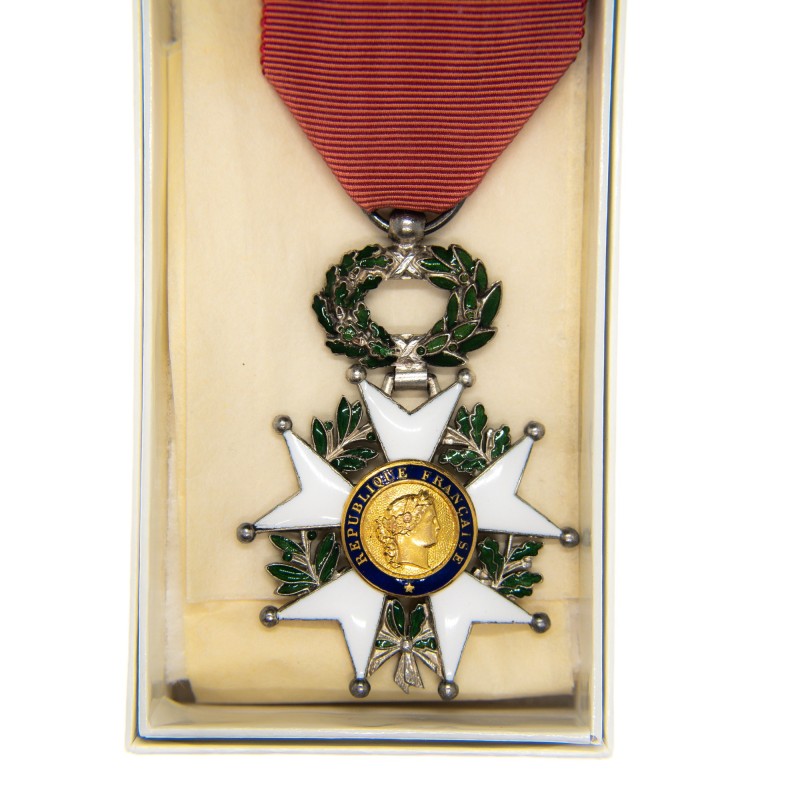 Médaille de la légion d’honneur d’époque 4eme république. Dans une boite en carton.