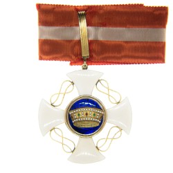 Belle médaille de commandeur de l’ordre de la couronne d’italie.  En or et émail.