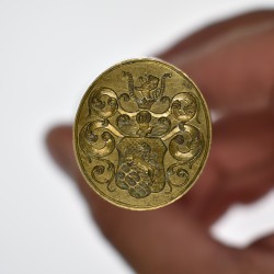 Cachet / sceau avec armoiries à identifier. Ecu au lion surmonté d’un heaume et d’un lion.