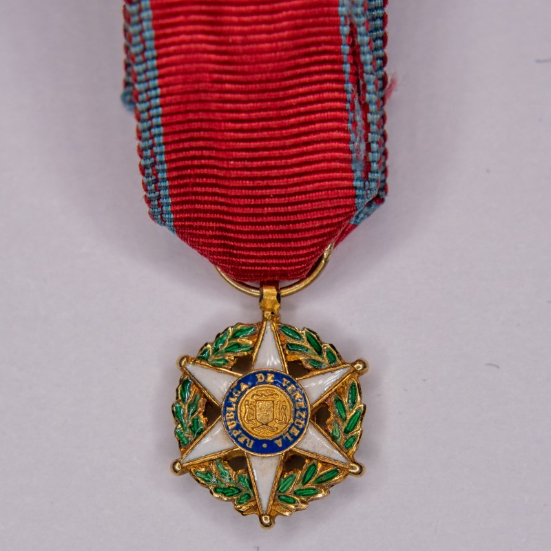 Rare miniature medal of the Order of Merit, Republic of Venezuela, in gold. Rare miniature medal of the Order of Merit, Republic of Venezuela, in gold.