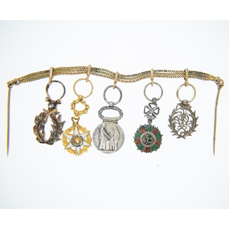 Brochette de cinq médailles miniatures comprenant :