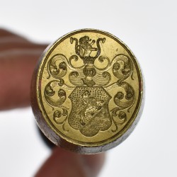 Sceau / cachet  avec armoiries à identifier. Ecu au lion surmonté d’un heaume et d’un lion.