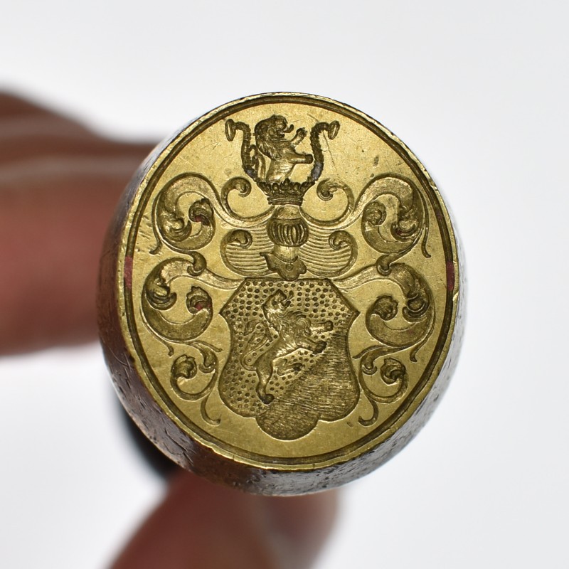 Sceau / cachet  avec armoiries à identifier. Ecu au lion surmonté d’un heaume et d’un lion.